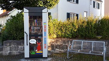 Öffentlicher Bücherschrank in der Hauptstraße in Buchdorf