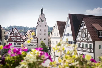 Aussicht vom Rathaus auf die Monheimer Wahrzeichen - Der Obere Torturm mit den Moserhäusern