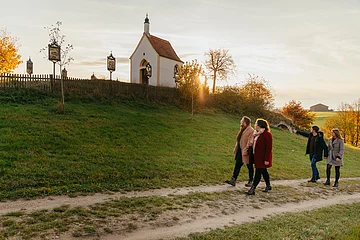 Die Kalvarienbergkapelle "Zur schmerzhaften Muttergottes" in Wittesheim - eingerahmt von 14 Kreuzwegstationen