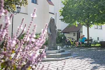 Die Walburgastatue in Monheim - im Stadtzentrum