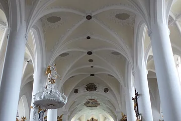 Stadtpfarrkirche St. Walburga Monheim - Blick über den Hauptgang zum Altarraum