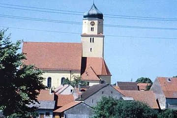 Blick auf die Kirche St. Dionysius in Fünfstetten